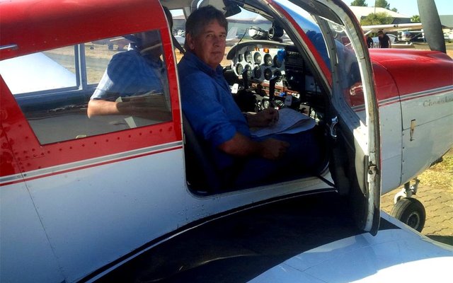 Mauritz du Plessis as navigator tydens die President Trofee  Lugwedren in Bloemfontein in die vliegtuig wat deur sy seun, Christiaan, gevlieg is.